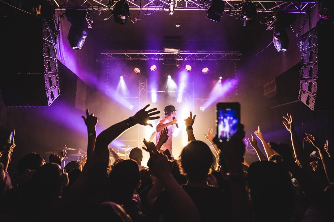 Live concert with line array speakers and lighting rig